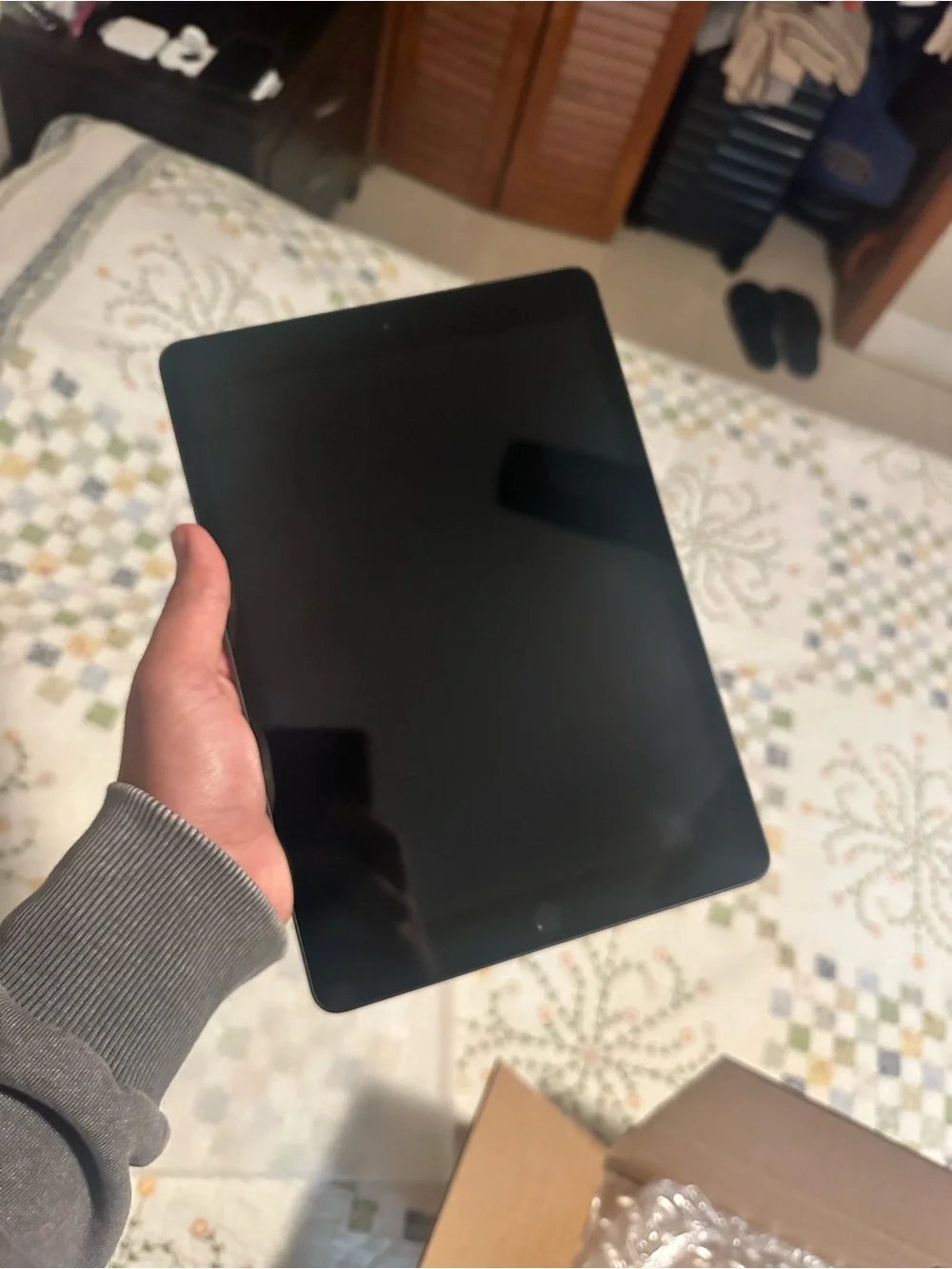 8th gen Apple iPad - Space Gray Tablet